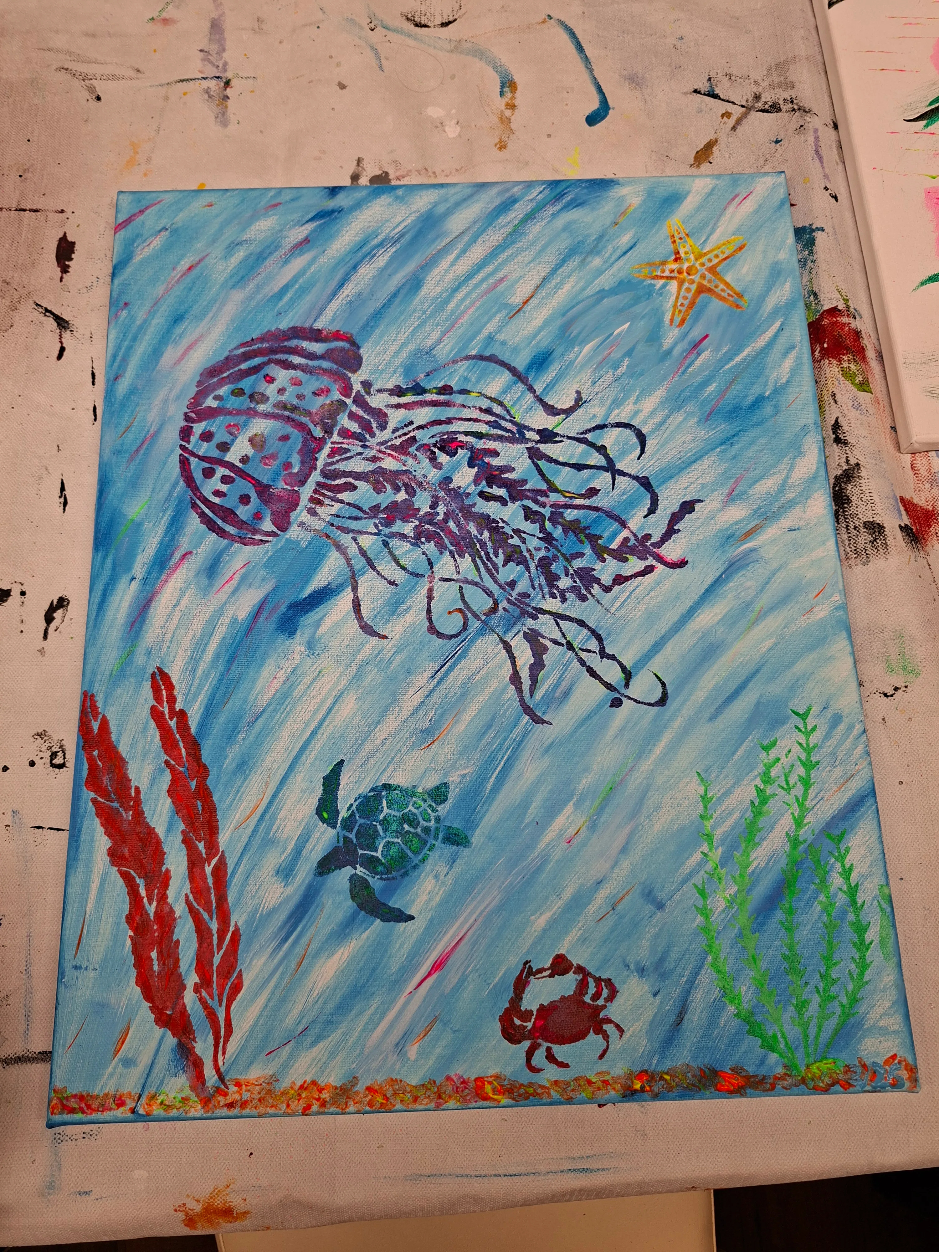 Buntes Unterwasserbild mit Meeresbewohnern.