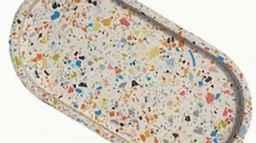 Bunte gesprenkelte Schale auf weißem Hintergrund.
