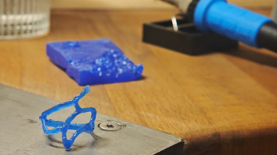 Blaue Plastikform auf einem Holztisch.