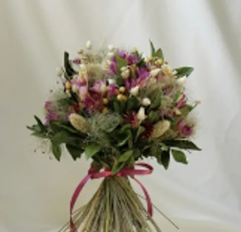 Bunter Blumenstrauß mit rosa Band.