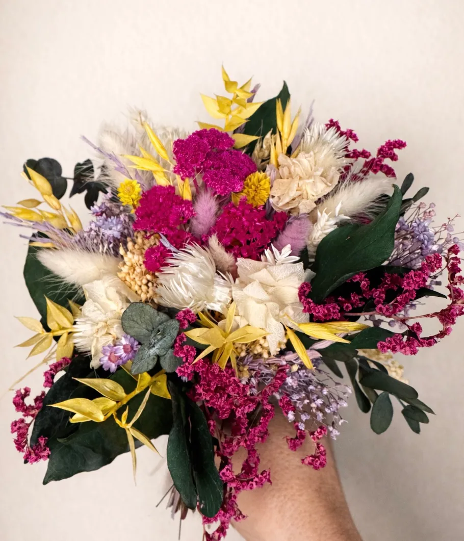 Bunter Strauß mit gemischten Trockenblumen.