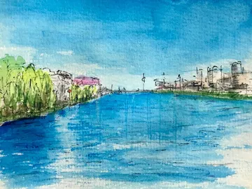 Fluss mit ruhigem Wasser, umgeben von Bäumen und Gebäuden.