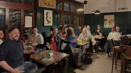 Gruppe von Menschen speist in einem gemütlichen Restaurant.