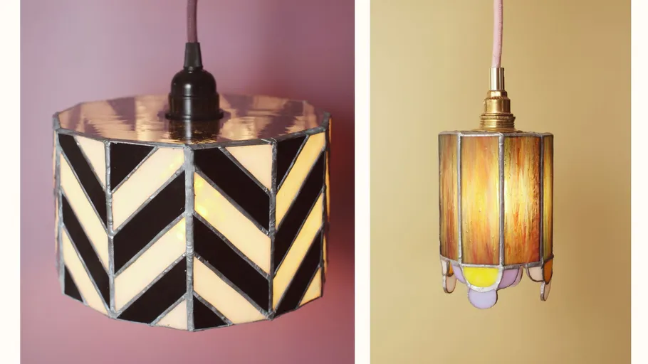 Zwei geometrische Pendelleuchten, rosa und gelbe Hintergründe.