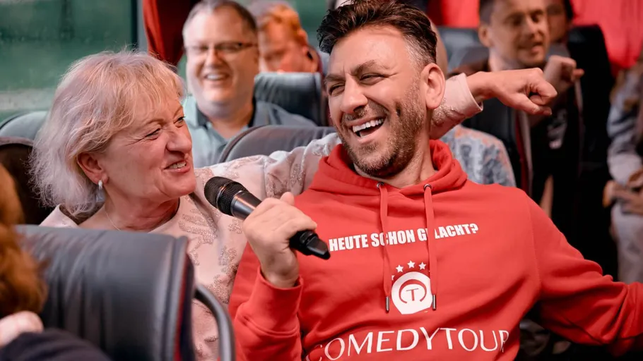 Mann und Frau lachen zusammen im Bus.