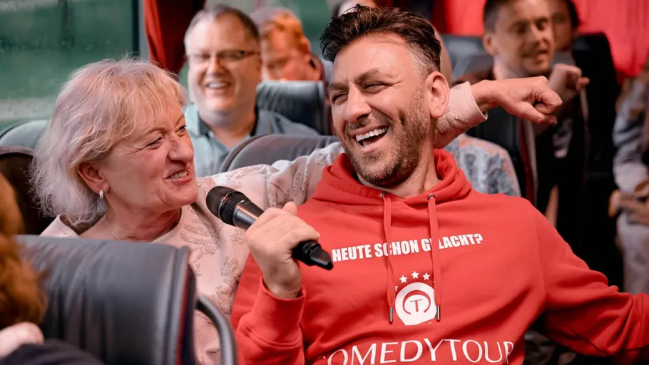 Menschen lachen auf einer Comedy-Bustour.