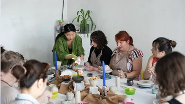 Menschen in einem Workshop erstellen Tonkunstwerke.