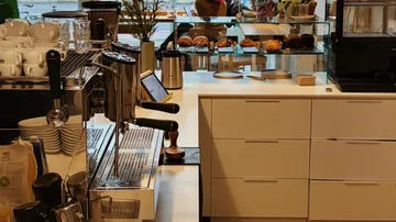 Kaffeemaschine auf Theke im Café.