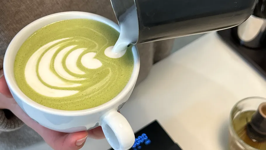 Matcha-Latte-Kunst auf Arbeitsplatte.