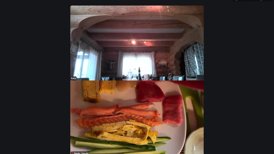 Leerer Raum mit Holzeinrichtung und Sushi-Teller.