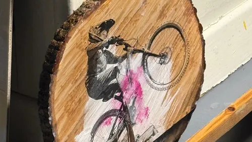 Biker-Wheelie-Gemälde auf Holzscheibe.