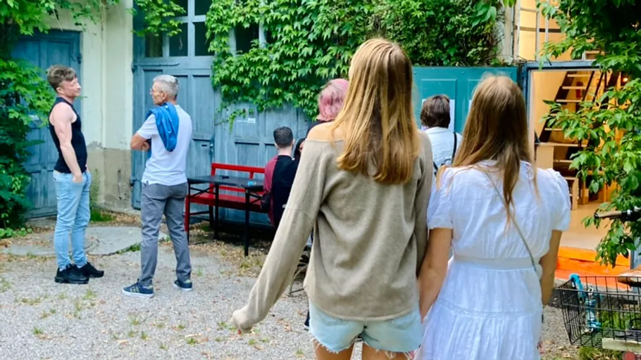 Gruppe von Menschen im Garten.