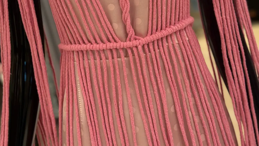 Rosa Kleid mit Streifen und Punkten.