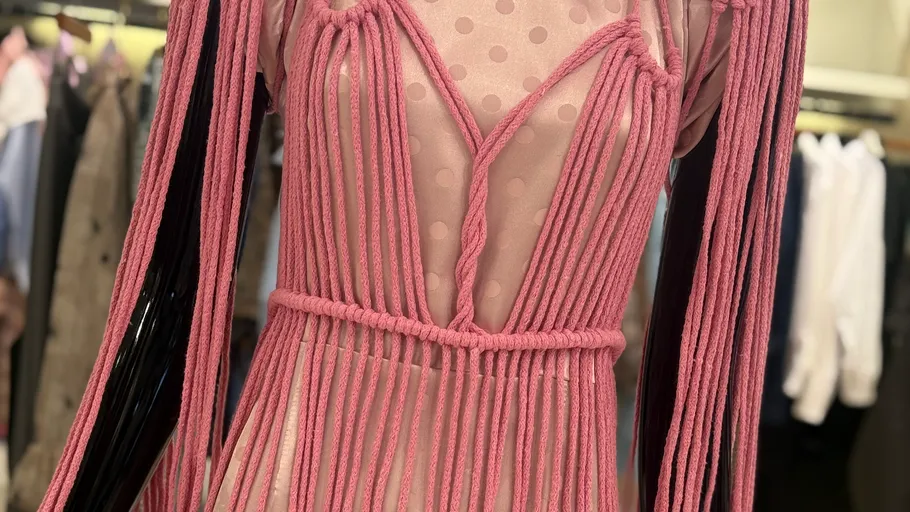 Rosa Kleid mit Seil-Design auf Schaufensterpuppe.