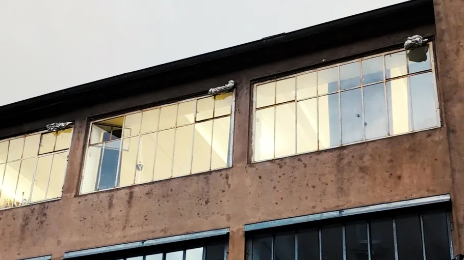 Gebäudewand mit rechteckigen Fenstern.