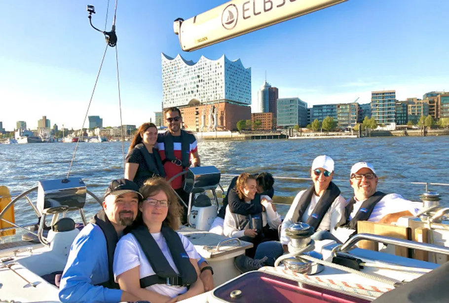 Gruppe segelt mit Elbphilharmonie im Hintergrund.