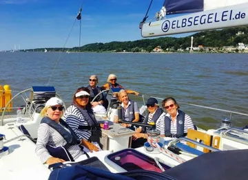 Gruppe segelt an einem sonnigen Tag, Flusskulisse.