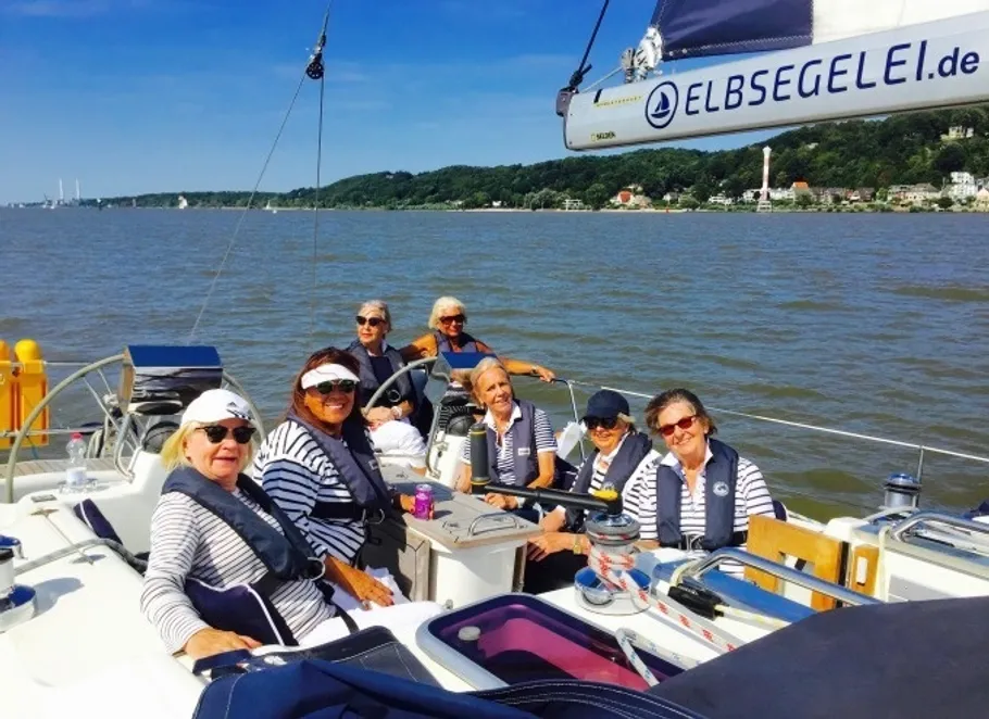 Gruppe segelt an einem sonnigen Tag, Flusskulisse.