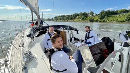 Menschen entspannen auf einem Segelboot im Fluss.
