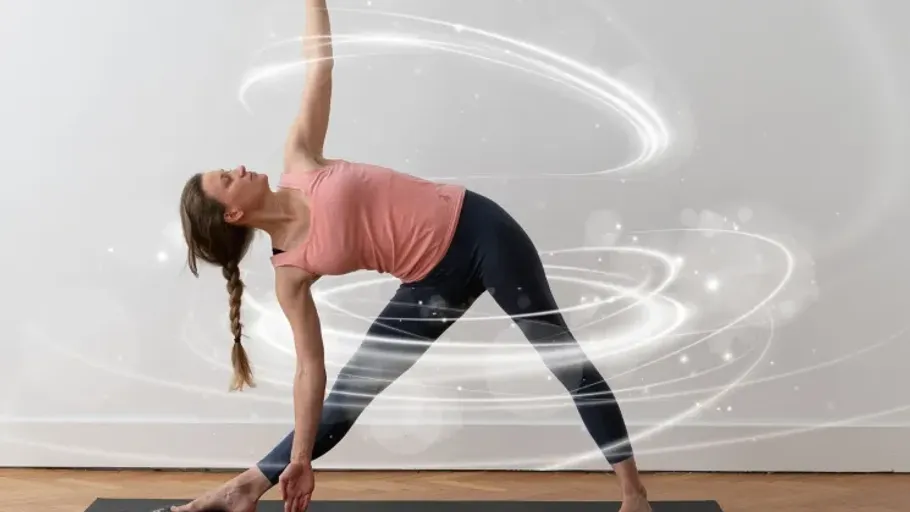Frau macht Yoga mit leuchtendem Spiraleffekt.
