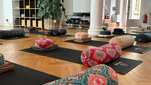 Yogamatten mit gemusterten Kissen im Studio.