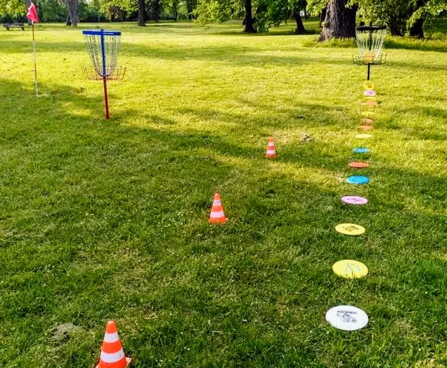 Disc-Golf-Kurs mit Hütchen und Körben eingerichtet.