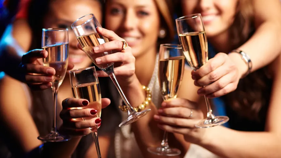 Gruppe stößt mit Champagnergläsern auf Party an.