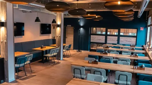 Modernes Restaurant mit Holztischen und Stühlen.