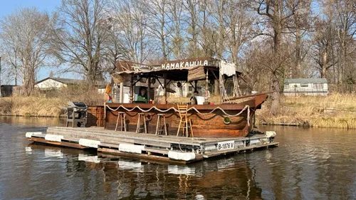 Holzflöße mit einer Bar auf einem Fluss.