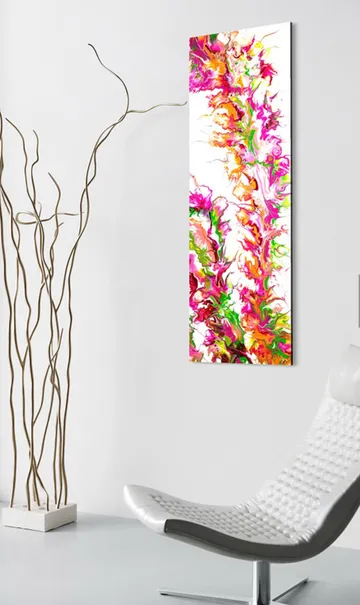 Buntes abstraktes Gemälde an weißer Wand, moderner Stuhl.