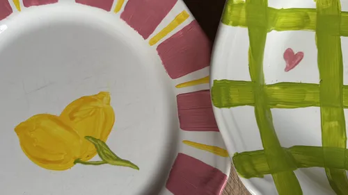 Keramik bemalen in München: DIY Workshop mit Buffet