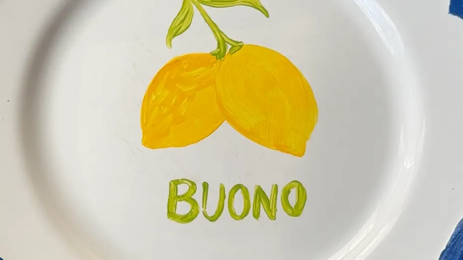 Plate with two lemons and 'BUONO' text.