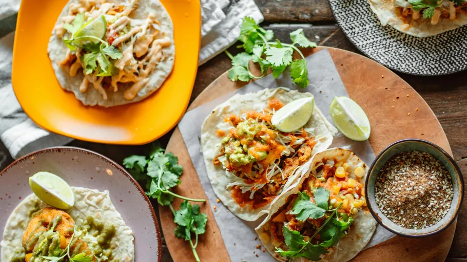Tacos mit Belägen auf Holztisch.