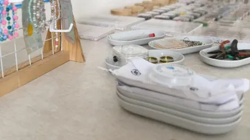 Bastelbedarf ordentlich auf einem Tisch.