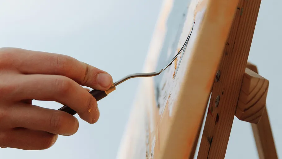 Hand malt auf Leinwand mit Palettenmesser.