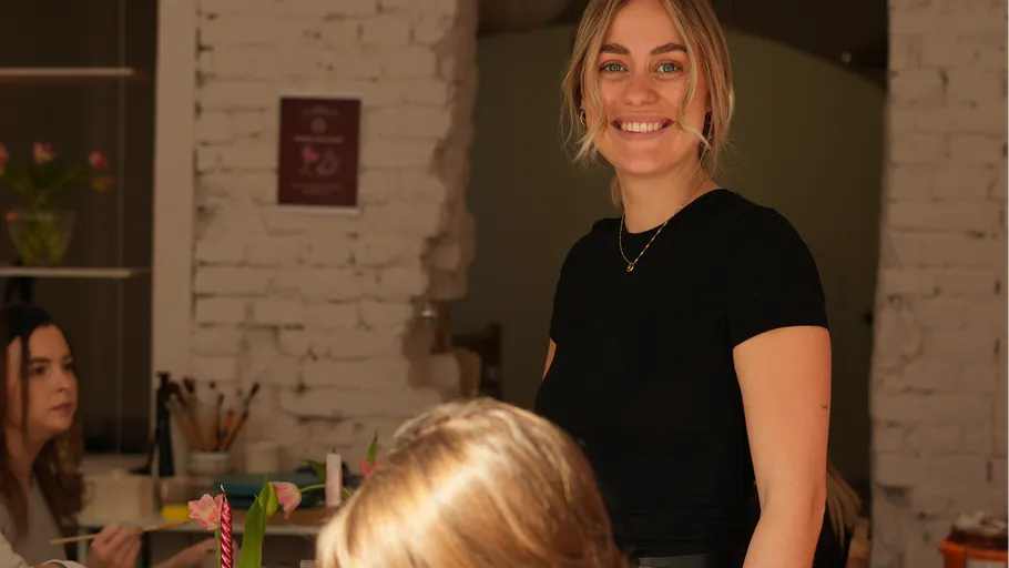 Frau lächelt in einem Café.