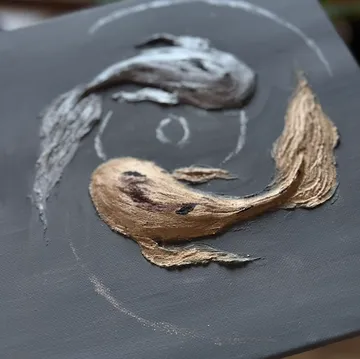 Zwei Fische auf dunkler Leinwand gemalt.