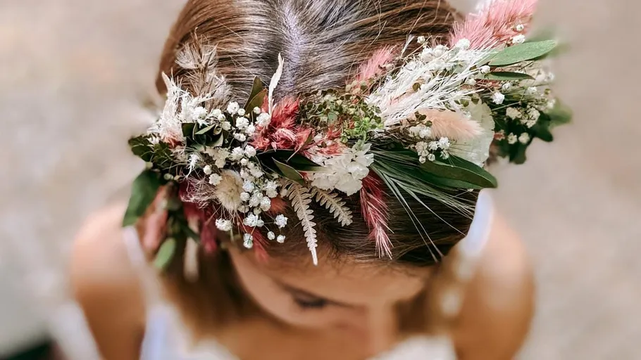 Frau trägt einen Blumenkranz drinnen.