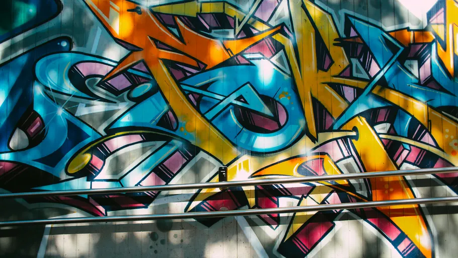 Bunte Graffiti-Kunst auf Metalloberfläche.