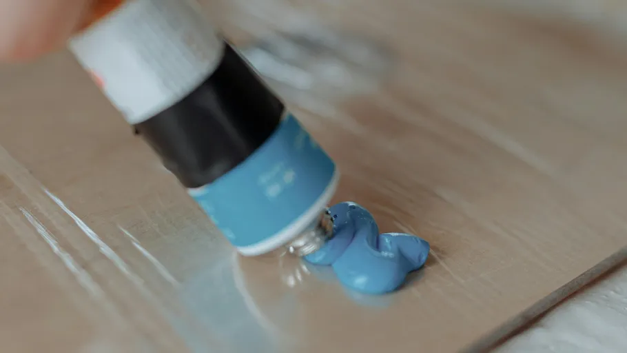 Blaue Farbe auf eine Palette gedrückt.