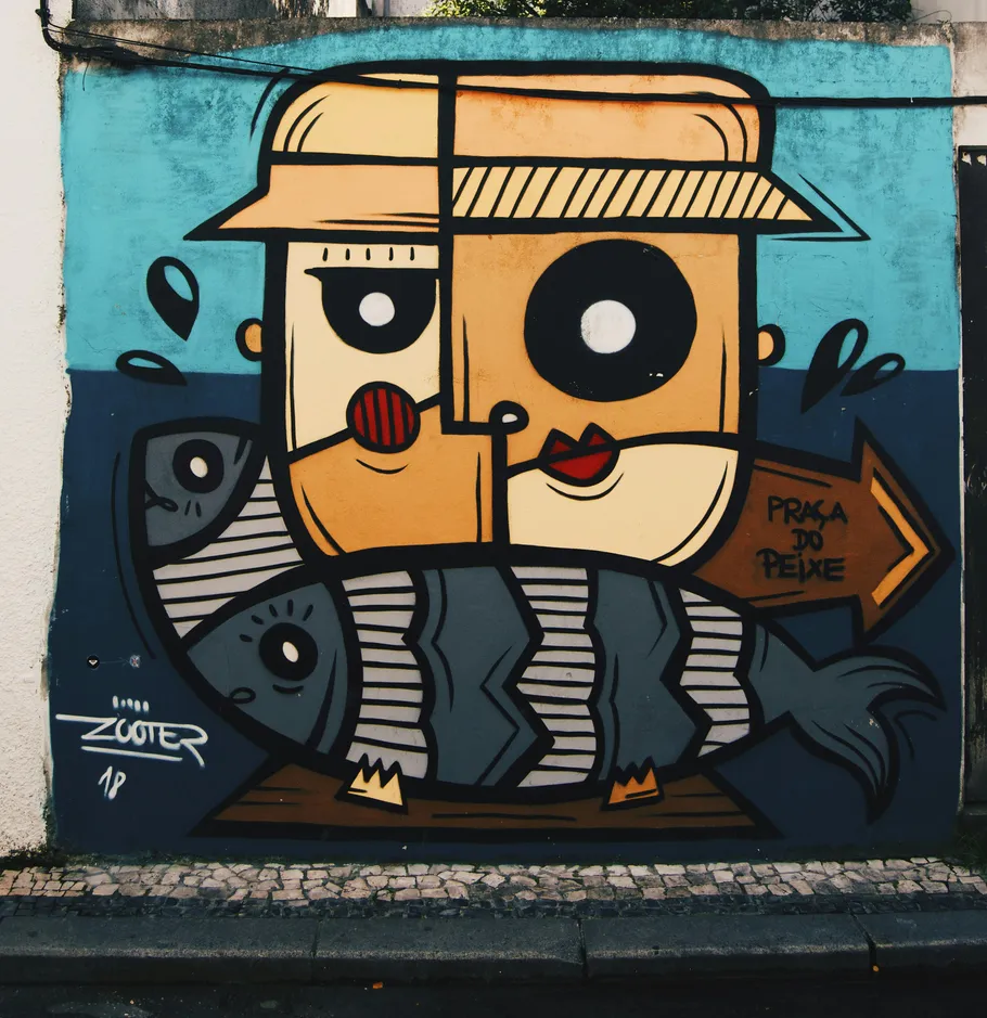 Buntes Wandbild eines Gesichts und Fisches.