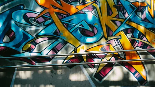 Buntes Graffiti an einer Außenwand.