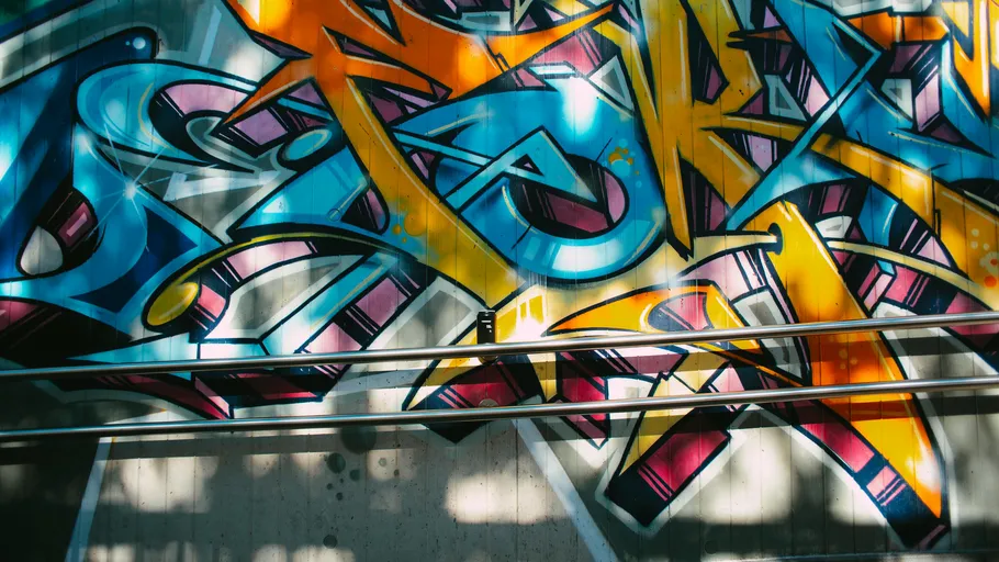 Buntes Graffiti an einer Außenwand.