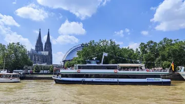 Boot fährt auf Fluss mit Kathedralensicht.