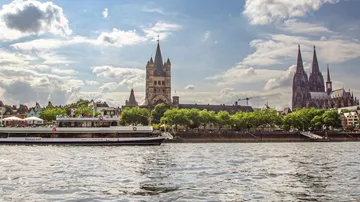 Boot auf einem Fluss mit Dom im Hintergrund.