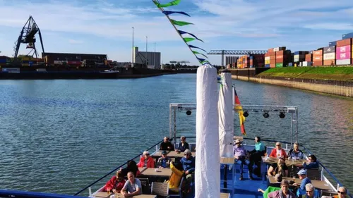 Bootspassagiere genießen sonnige Flussfahrt.