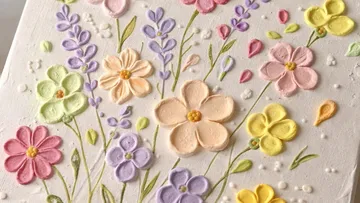 Blumenmotivierte Texturbilder auf Ausstellung.