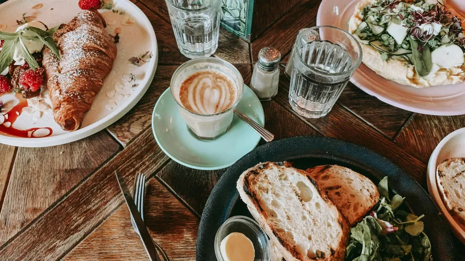 Frühstück mit Croissant, Kaffee und Salat.