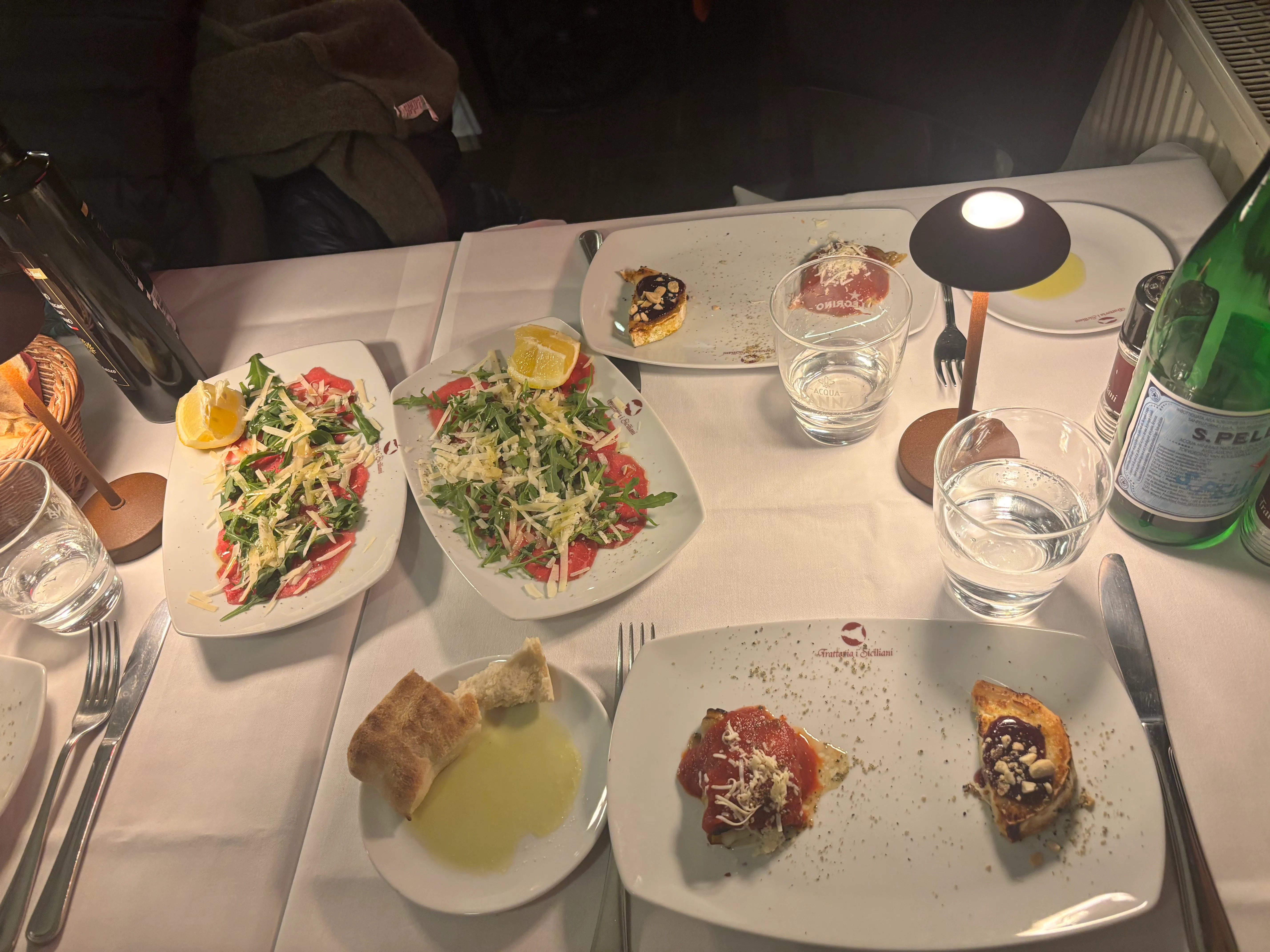 Teller mit italienischen Vorspeisen auf einem Restauranttisch.