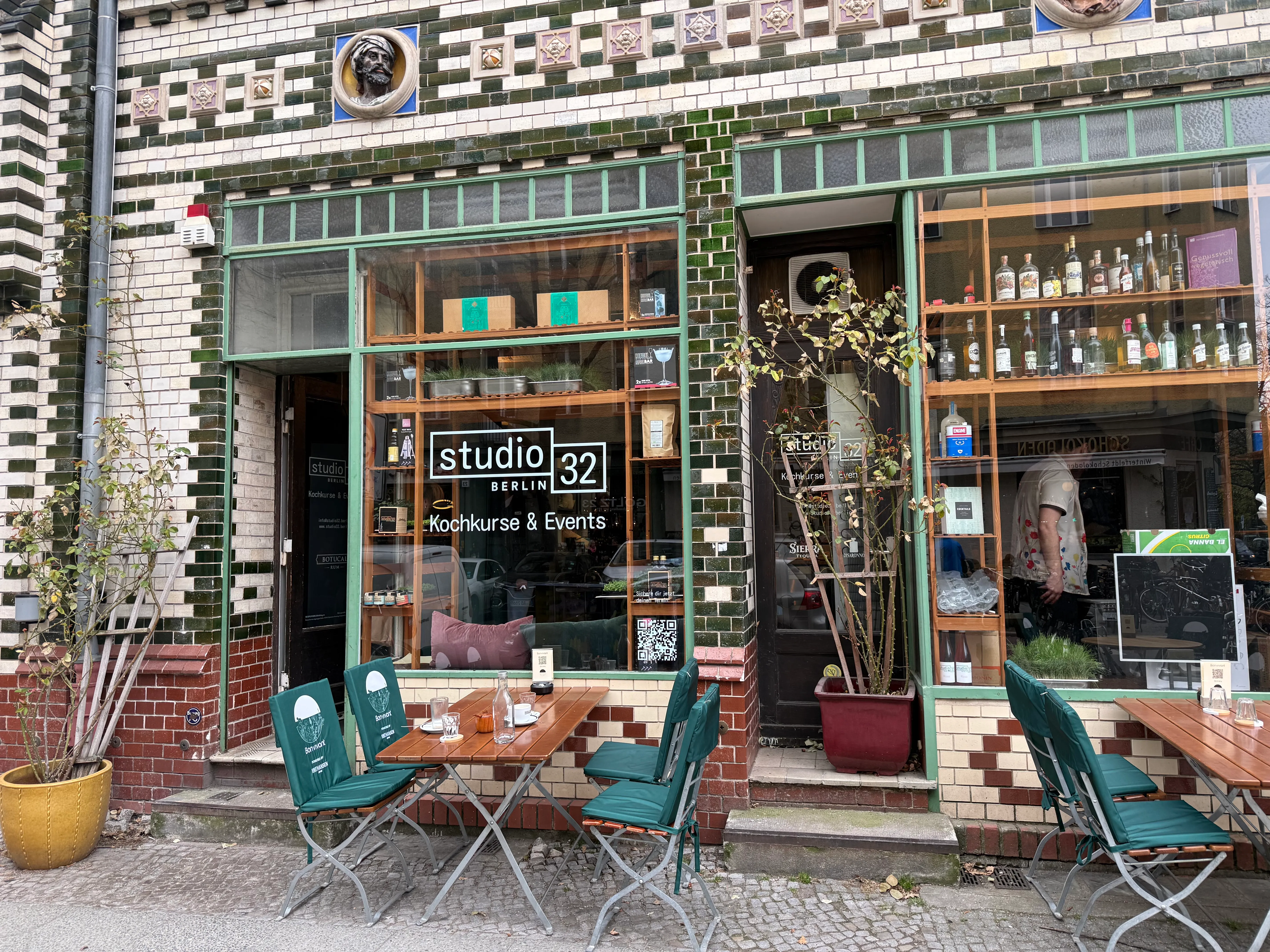 Außen-Café-Tische vor Restaurant.